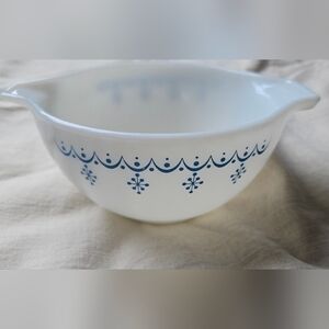 Vintage Pyrex Snowflake Garland mixing bowl